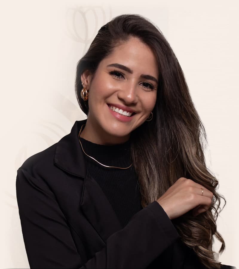 Samya Martins sorrindo, de blazer preto